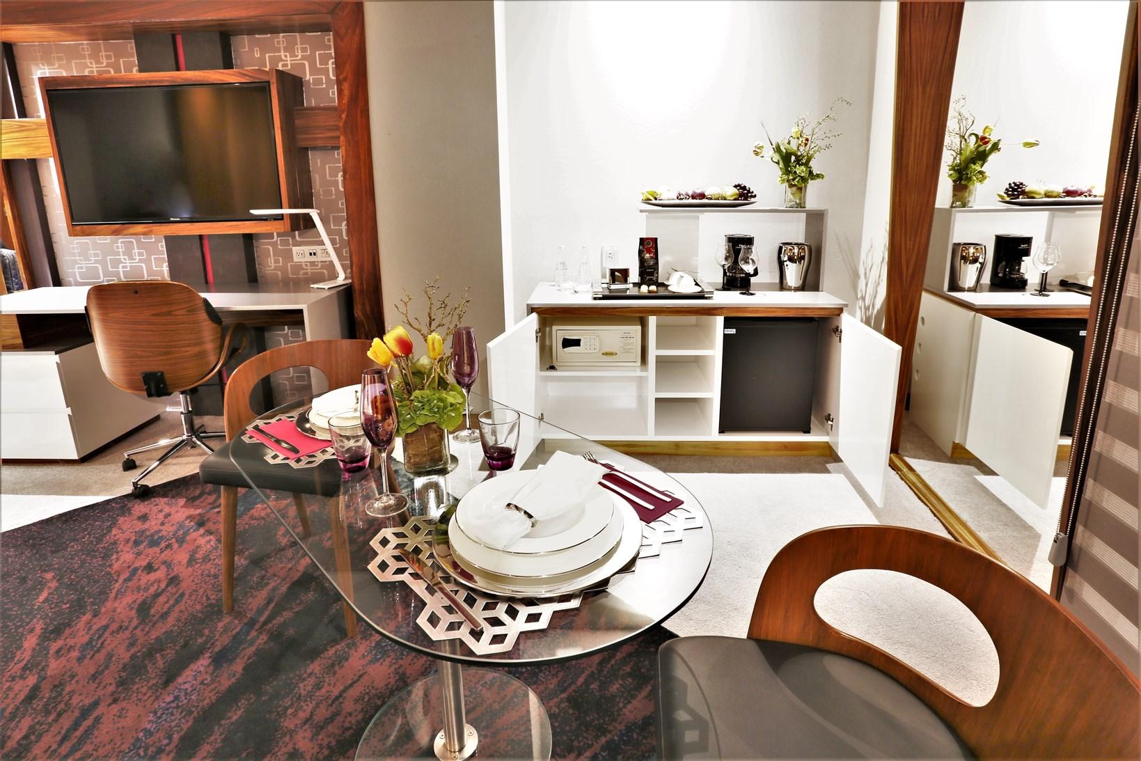 Hard Rock Hotel Guadalajara Zapopan Dış mekan fotoğraf A typical kitchen in a serviced apartment