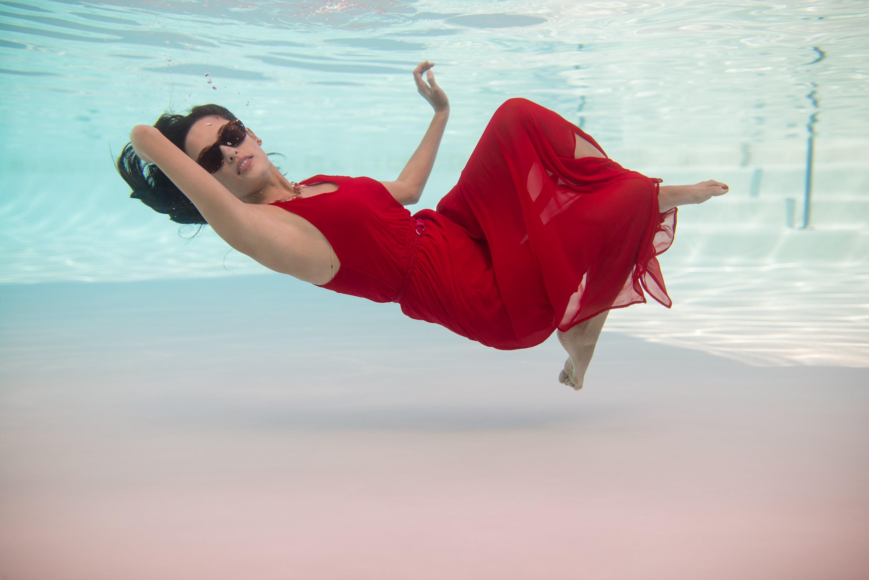 Hard Rock Hotel Guadalajara Zapopan Dış mekan fotoğraf A woman floating in a swimming pool
